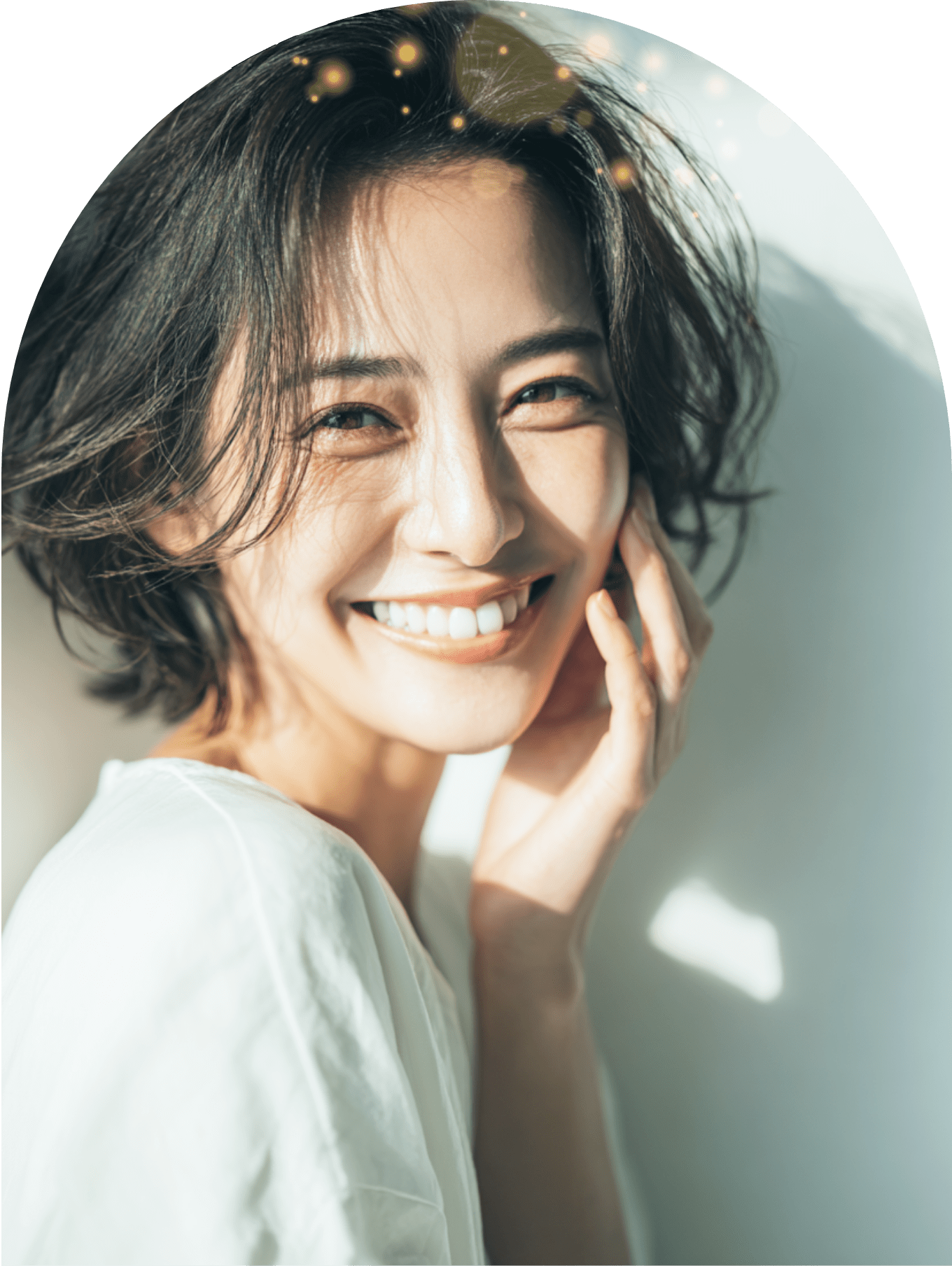 頬に手を添えた輝くような笑顔の女性